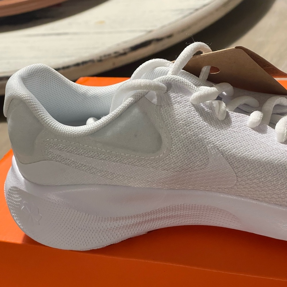 NIKE REVOLUTION 7⭐️NEW IN BOX⭐️SIZE 6 Women/4.5 Man - Picture 9 of 12